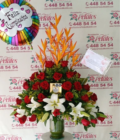 026-Piramide de rosas y lirios exotica