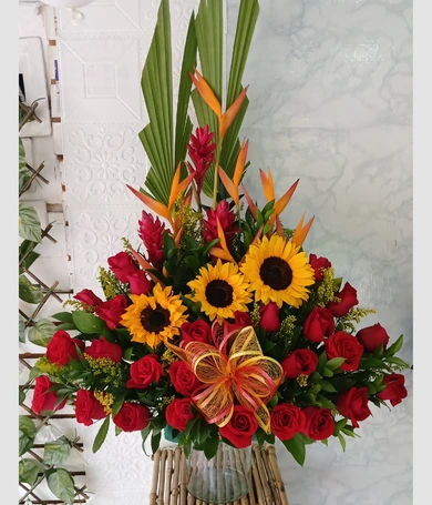 036-Piramide exotica con rosas y girasoles