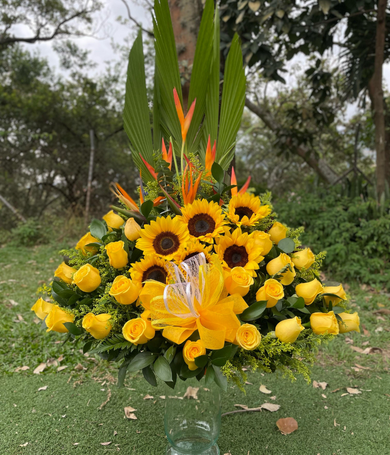 041-Piramide exotica amarilla con rosas y girasoles