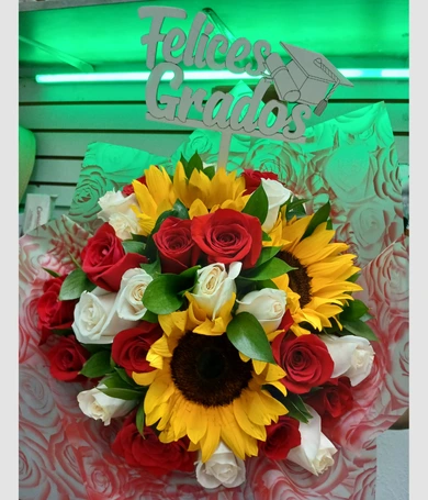 048-Bouquet de rosas y girasoles con pin