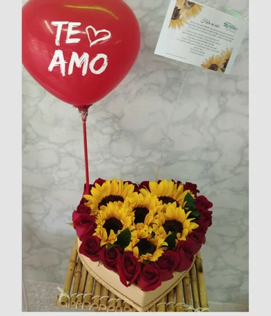 052-Corazón con rosas y girasoles