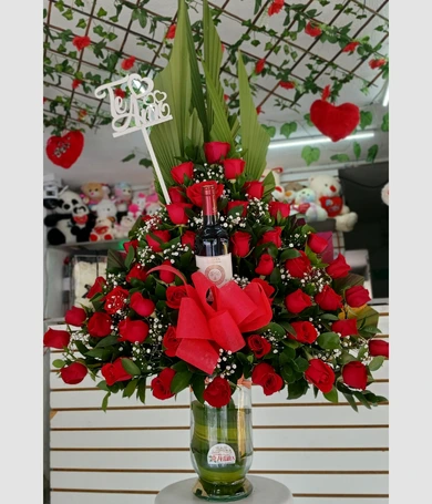 055-Piramide de rosas rojas con botella de vino
