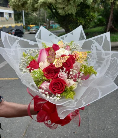 056-Bouquet de rosas con mariposas
