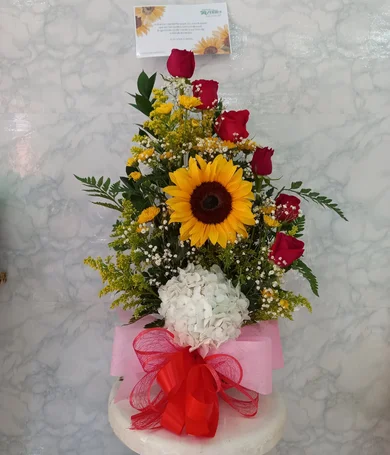 057-Arreglo floral con rosas y girasol
