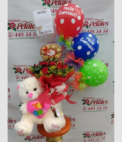 059-Bouquet de rosas con peluche chocolates y globos