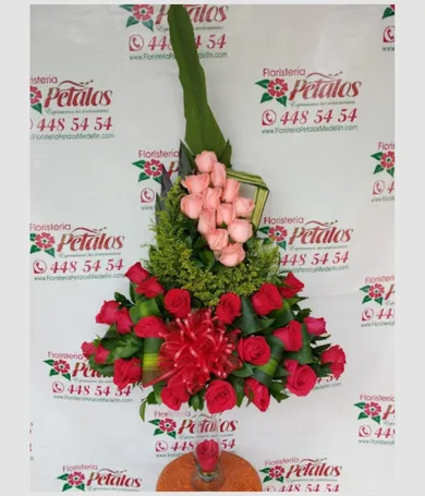 066-Piramide de rosas rojas y rosadas