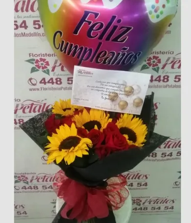 073-Bouquet de rosas y girasoles con globo