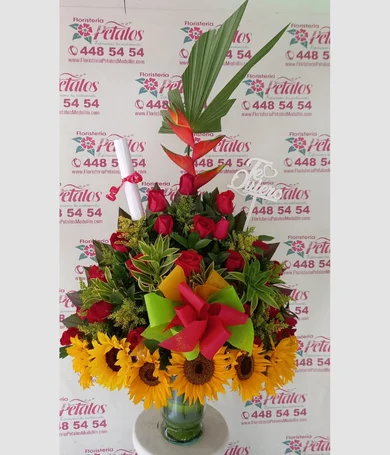 075-Piramide exotica de rosas y girasoles