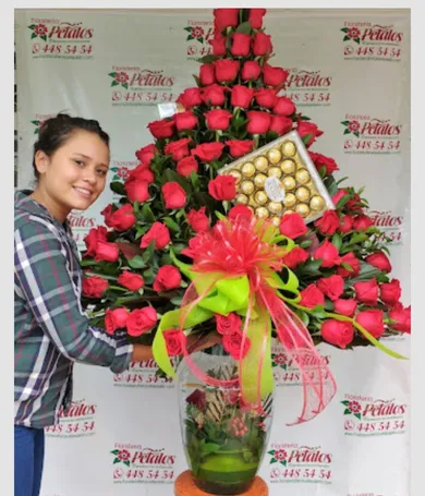 082-Pirámide de rosas gigante con Ferrero x24