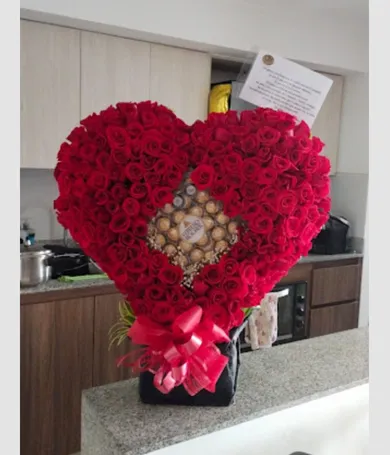 083-Corazón gigante de rosas con Ferrero