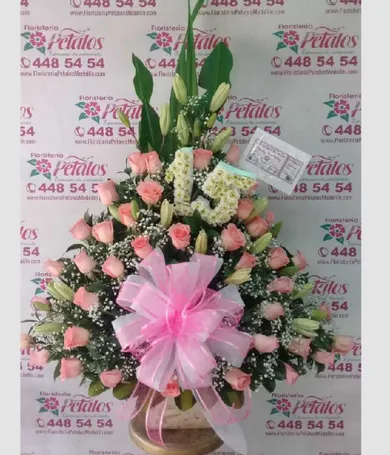 087-Piramide de rosas con lirios