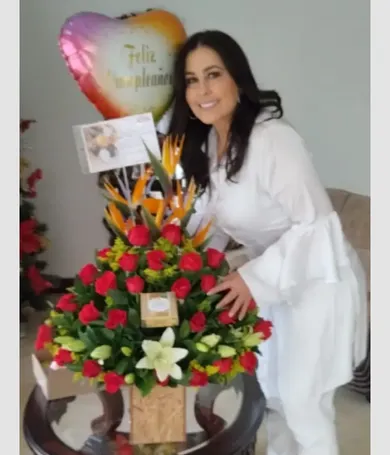 098-Piramide exotica de rosas y lirios