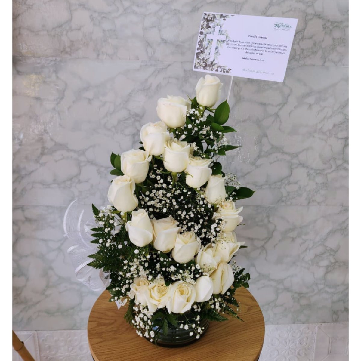 Funebre espiral de rosas blancas