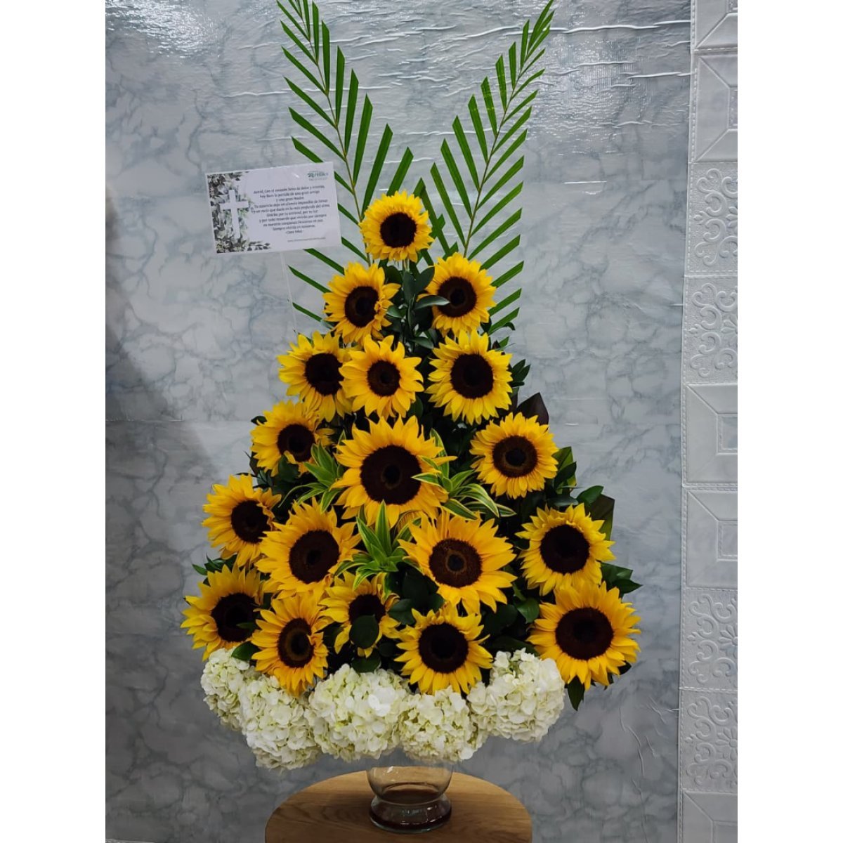 Funebre piramide de girasoles con hortensia