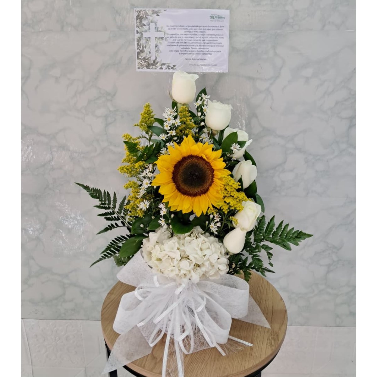 Funebre pequeño con rosas y girasol