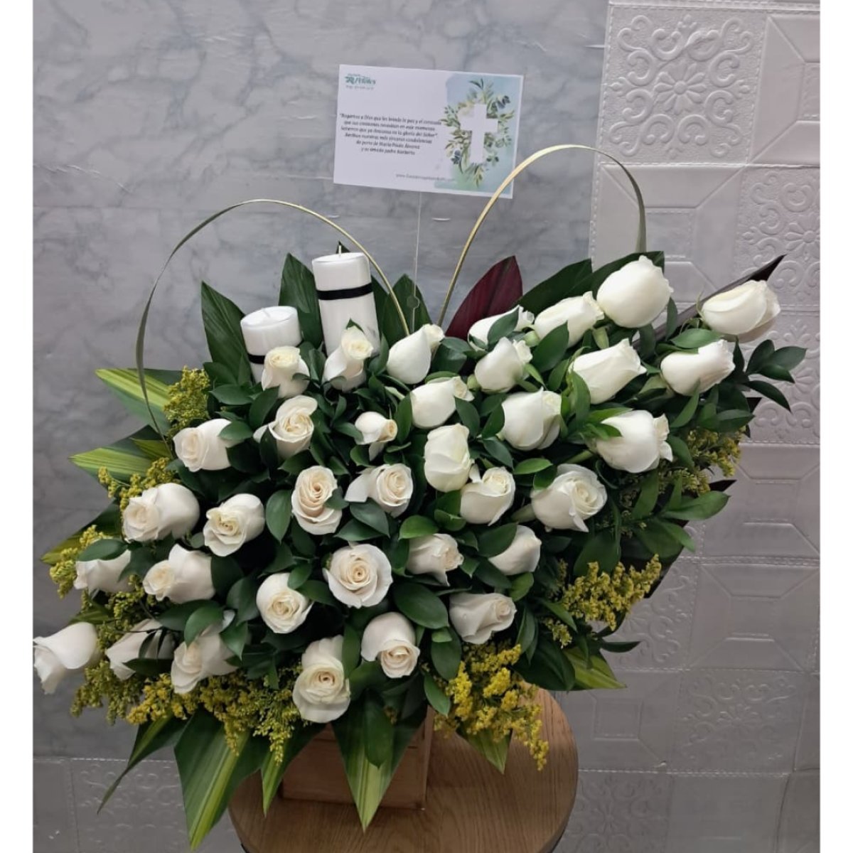 Funebre de rosas con velones