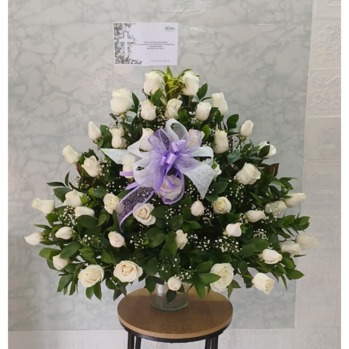 Funebre estilo clasico de rosas blancas