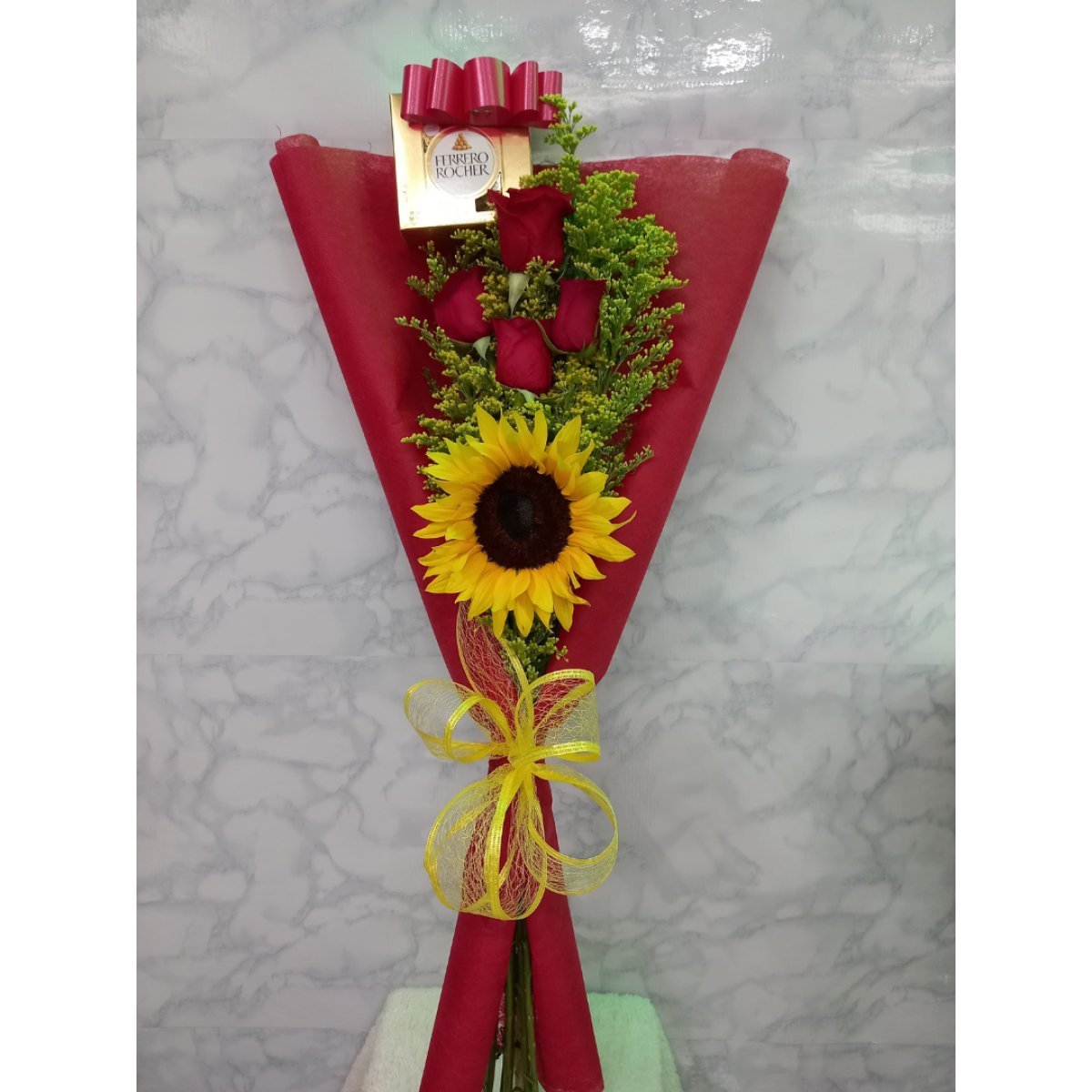 Ramillete con rosas, girasol y chocolates Ferrero Rocher