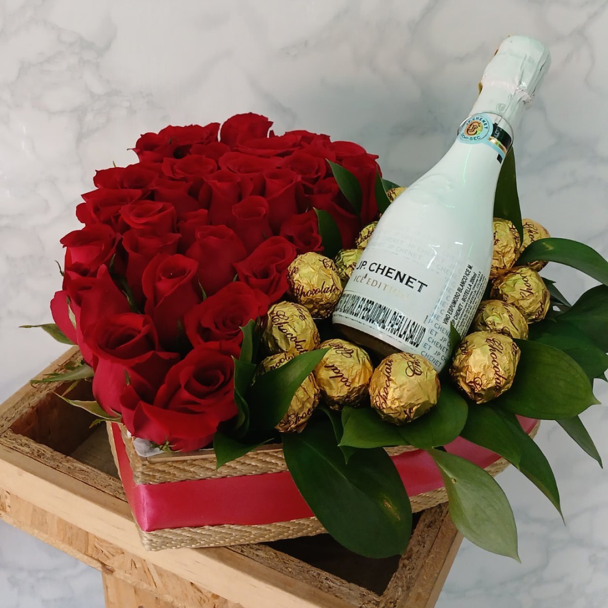Corazon mediano de rosas con champagne y chocolates
