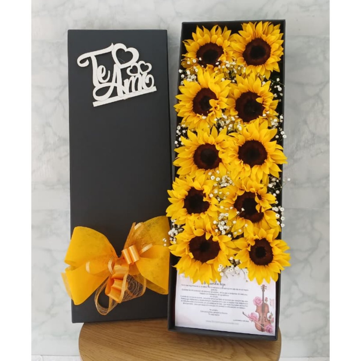 Caja de girasoles con pin según ocasión