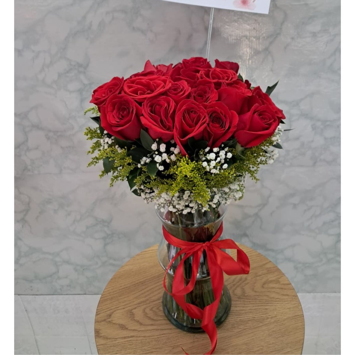 Jarrón con rosas rojas