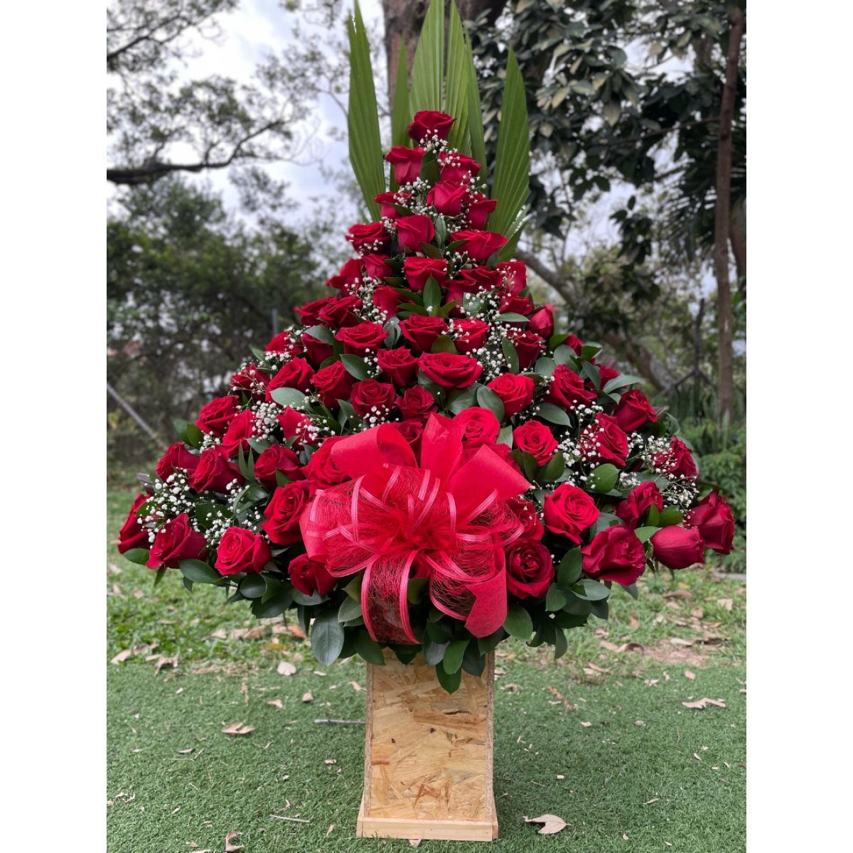 Pirámide Maxi de rosas rojas