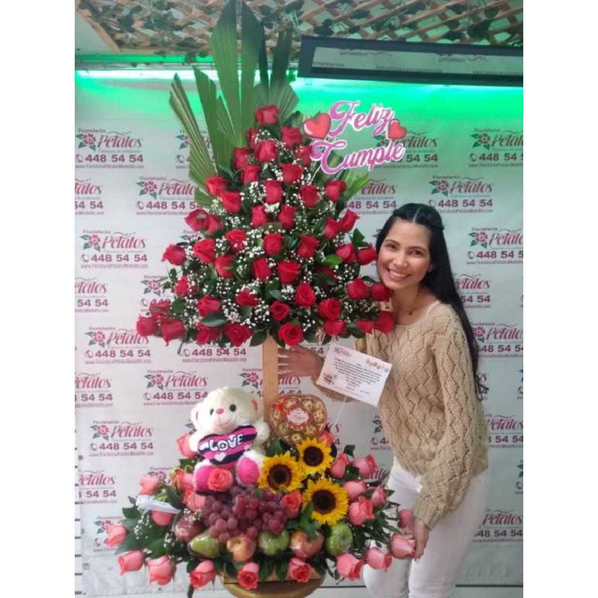 Pirámide doble altura con frutas, chocolates y peluche