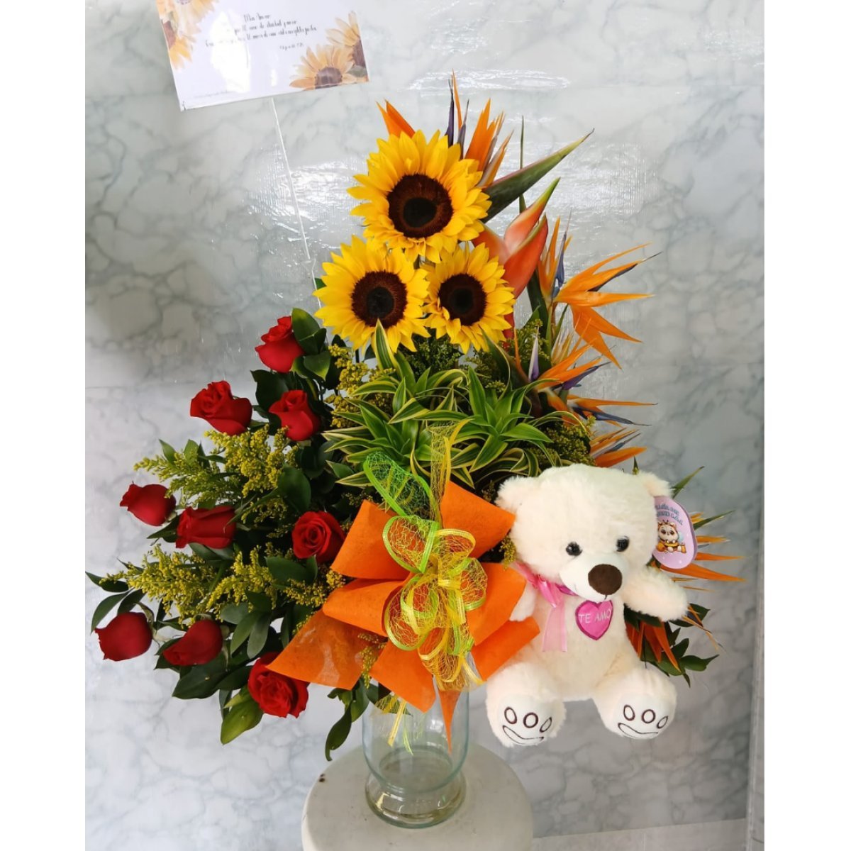 Pirámide de rosas, girasoles y peluche
