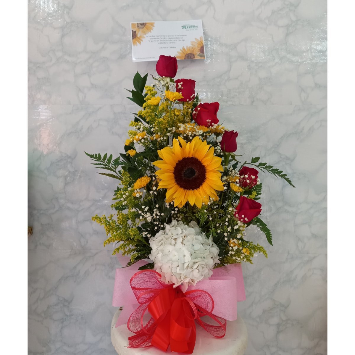 Arreglo floral mini con rosas y girasol