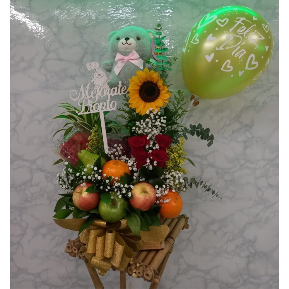 Arreglo de frutas con flores y peluche