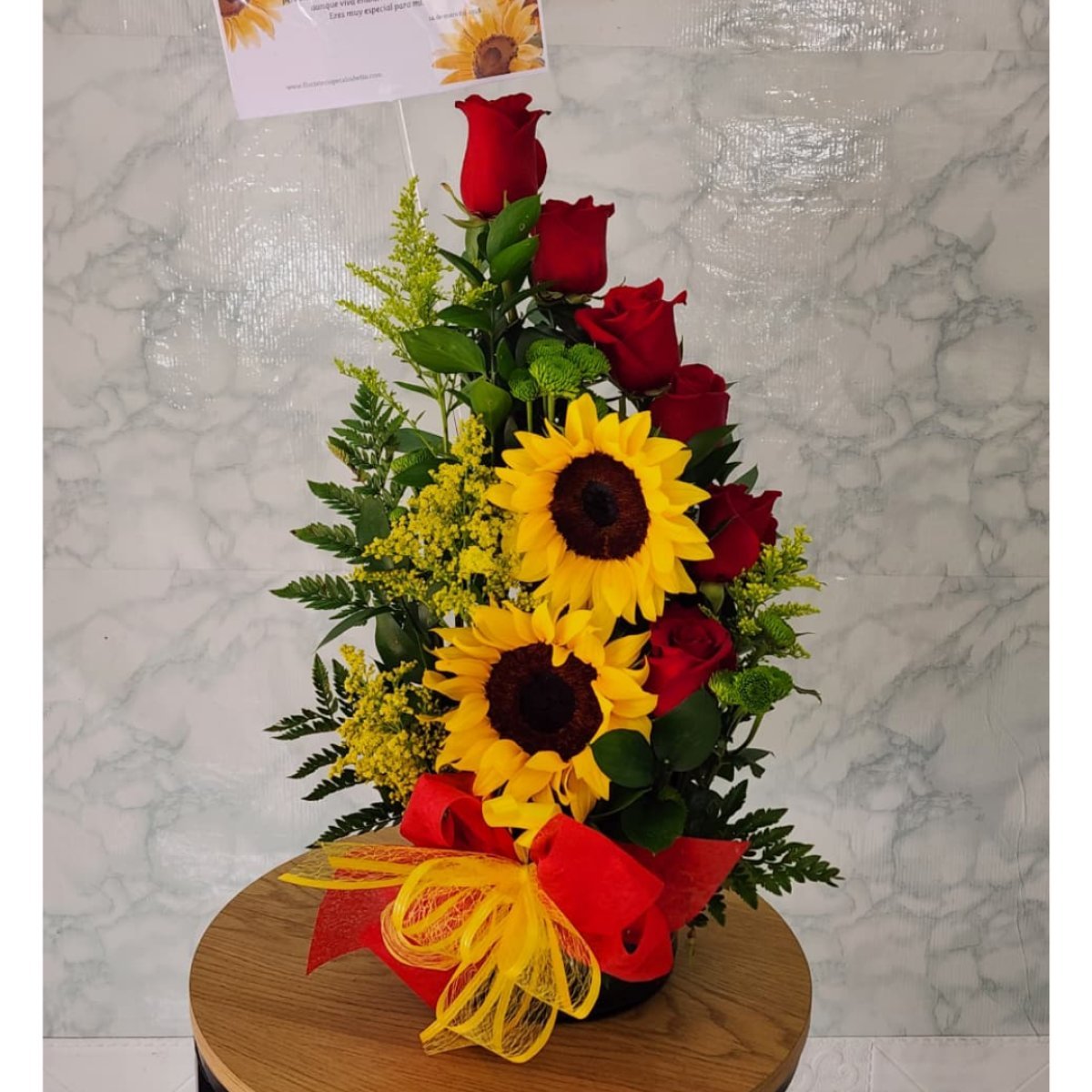 Arreglo floral mini con rosas y girasoles