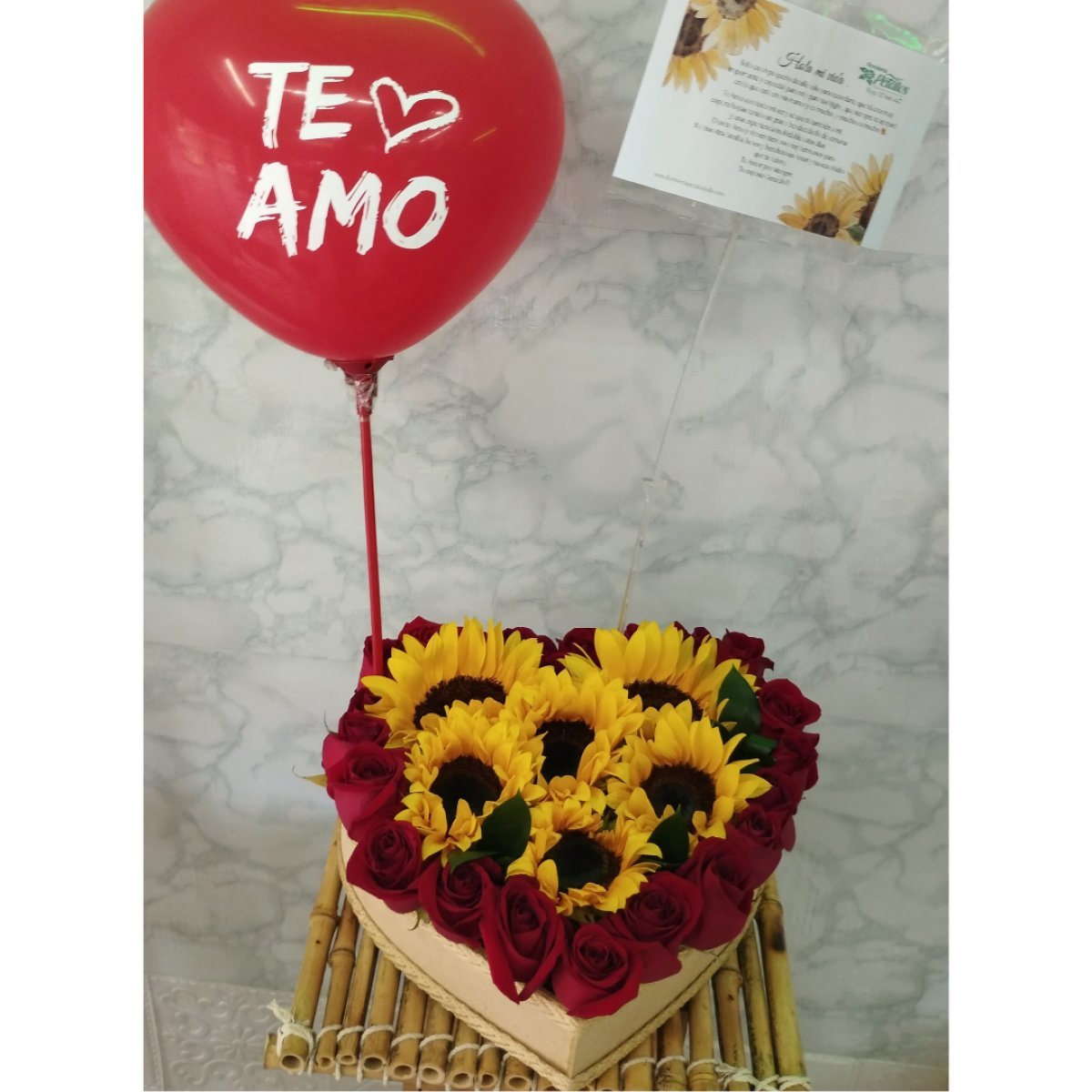 Corazón mediano de rosas y girasoles