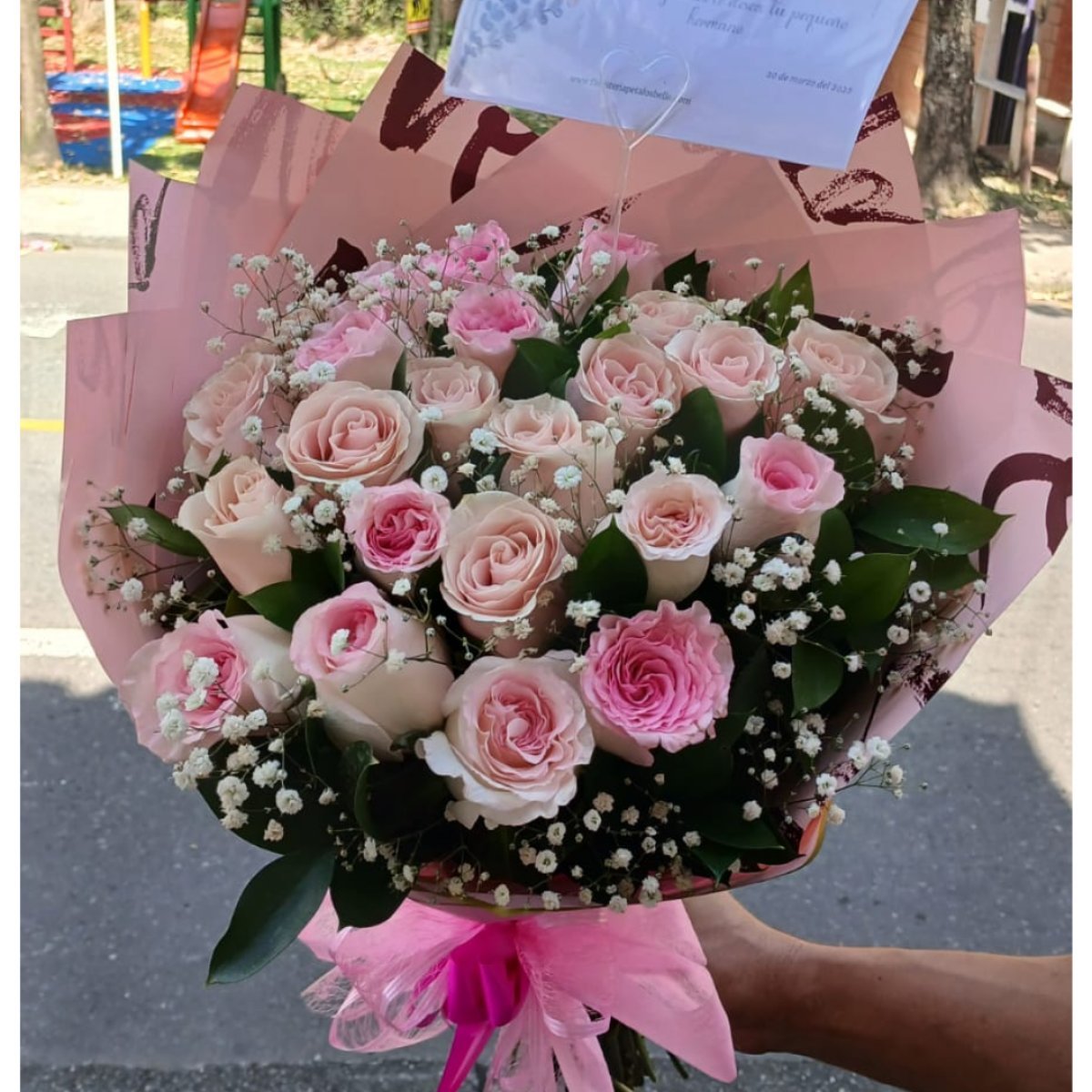 Boquet de 24 rosas rosadas con gipsófila