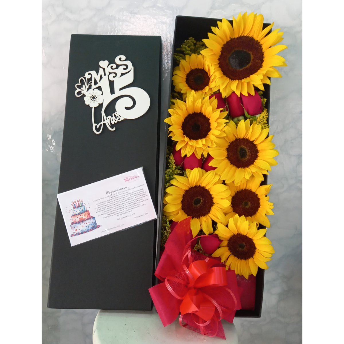 Caja de girasoles y rosas rojas