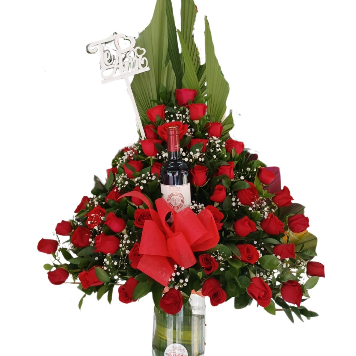 Pirámide de rosas rojas con botella de vino