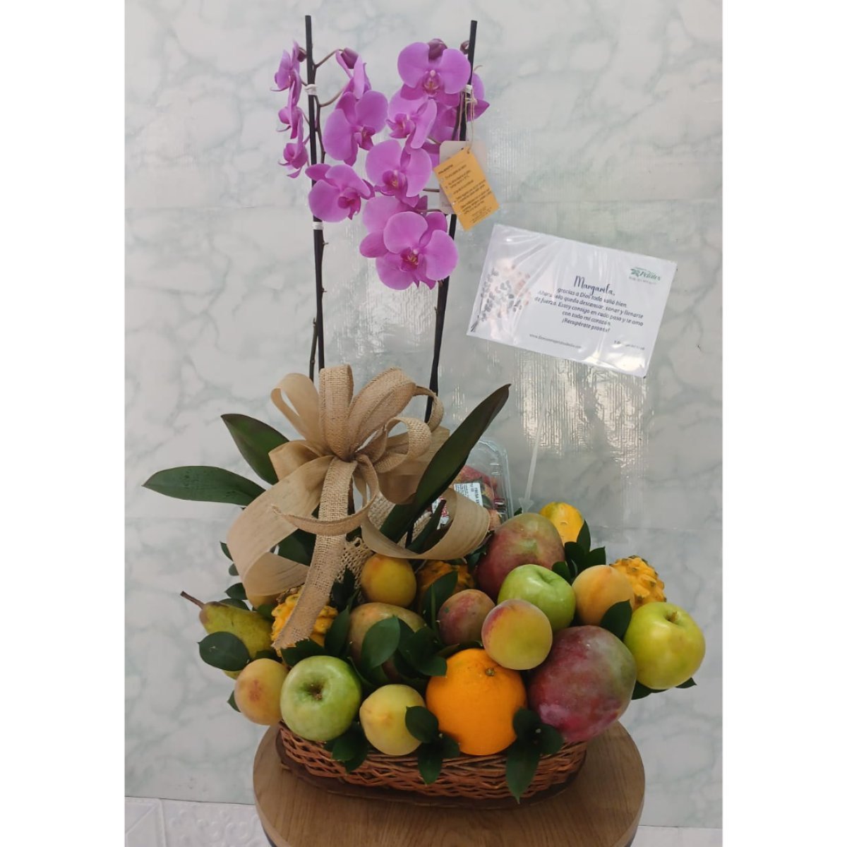 Canasta de frutas con orquídea